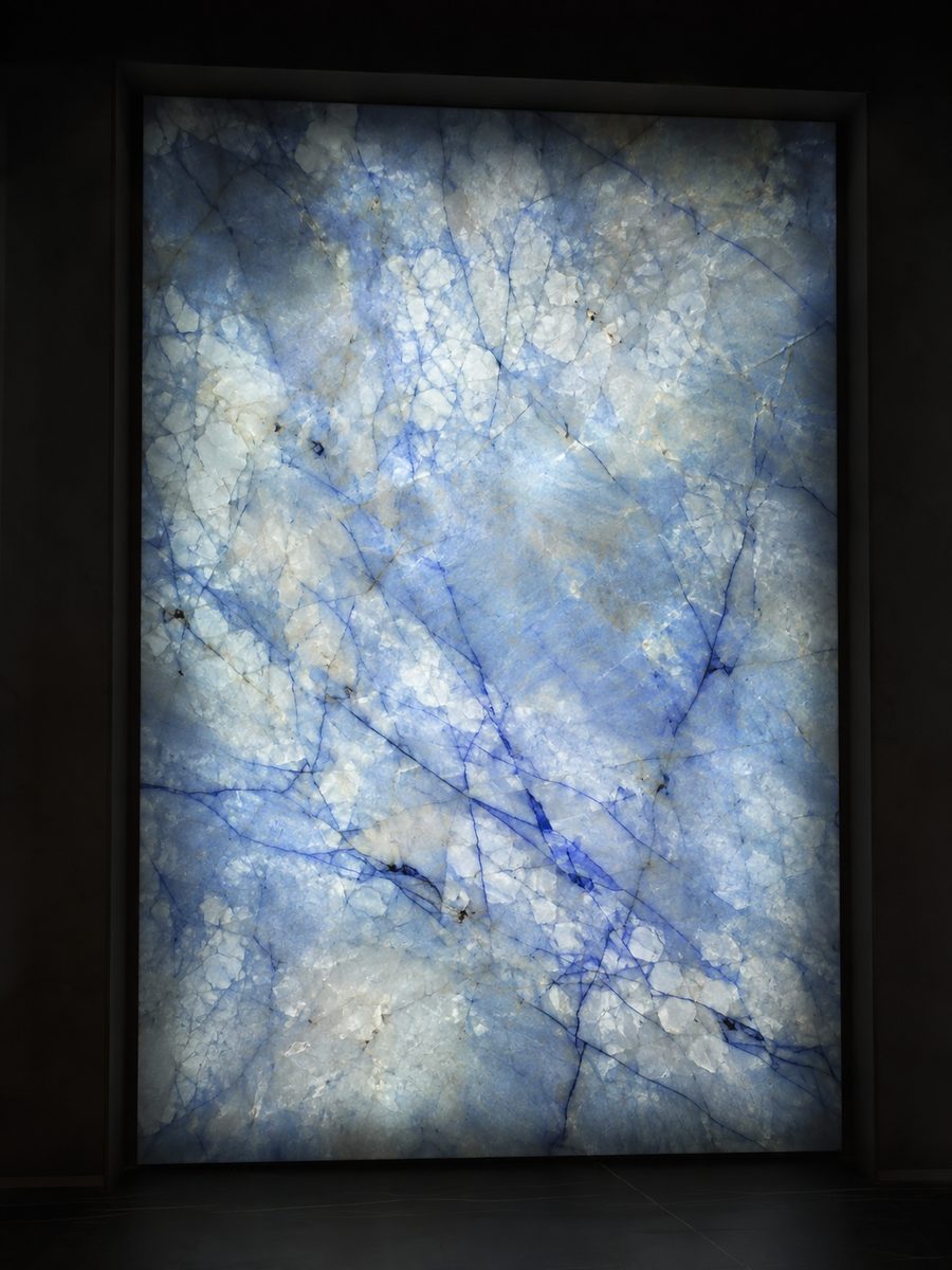 Cristallo Azul in museum light